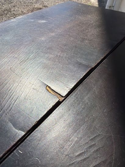 Table pliante en bois laqué noir reposant...