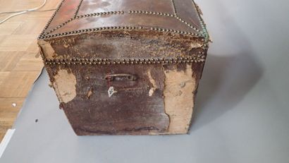 Coffre bombé en cuir clouté sur âme de bois....