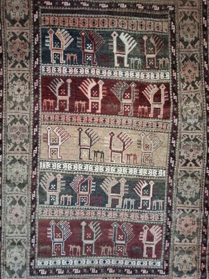 TAPIS d'Orient en laine dans les tons bordeaux...