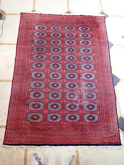 Tapis d'Orient en laine à décor stylisé dans...