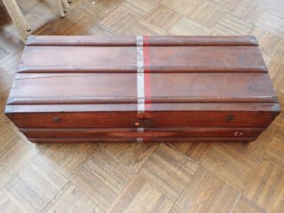 Malle en bois d'acajou les angles renforcés...