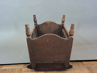 Berceau breton en châtaigner, à décor de...