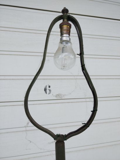 Lampadaire en fer laqué vert à décor de volutes...