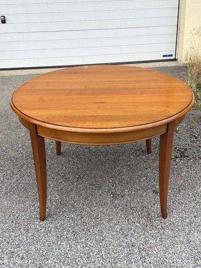 Table ronde en bois fruitier reposant sur...