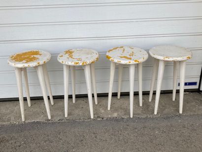 Ensemble de quatre tabourets hauts en bois...