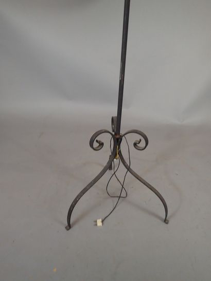 Lampadaire en fer à bras déporté à une lumière...