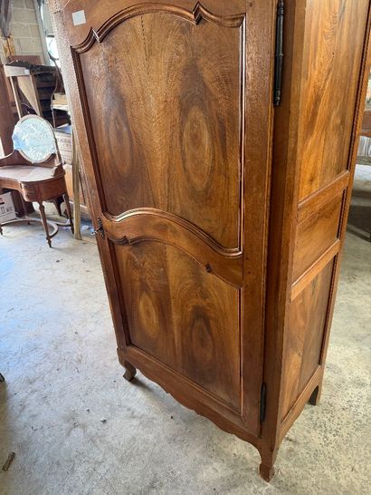 Armoire en noyer, mouluré et sculpté, ouvrant...