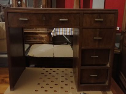 Bureau en placage de noyer ouvrant à caisson...