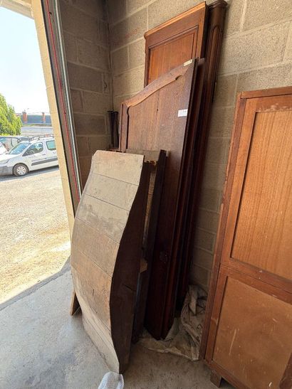 Grande armoire galbée en bois mouluré sculpté,...