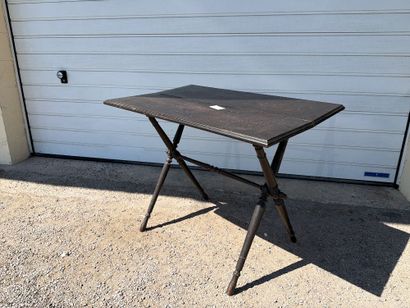 Table pliante en bois laqué noir reposant...