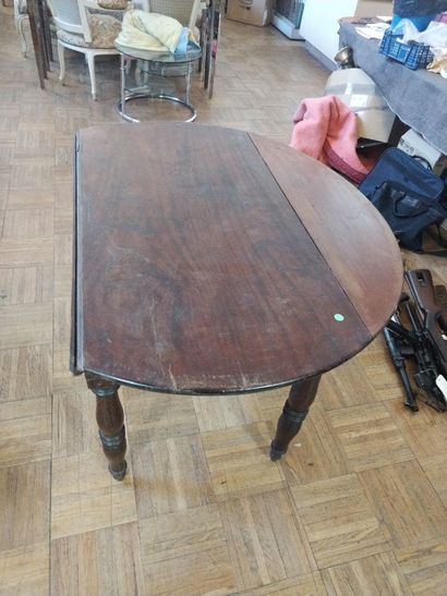 Table ronde à deux rabats en noyer, pieds...