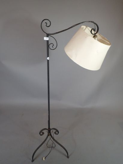 Lampadaire en fer à bras déporté à une lumière...