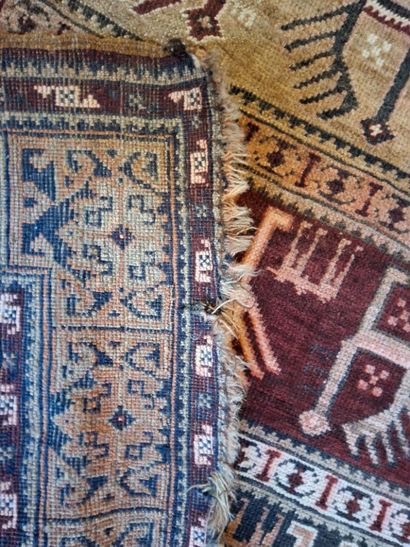 TAPIS d'Orient en laine dans les tons bordeaux...