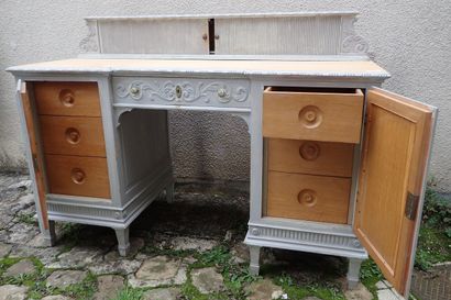 Ensemble en bois sculpté relaqué gris clair...