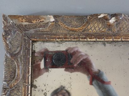 Miroir en bois stuqué et doré, XVIIIème siècle...