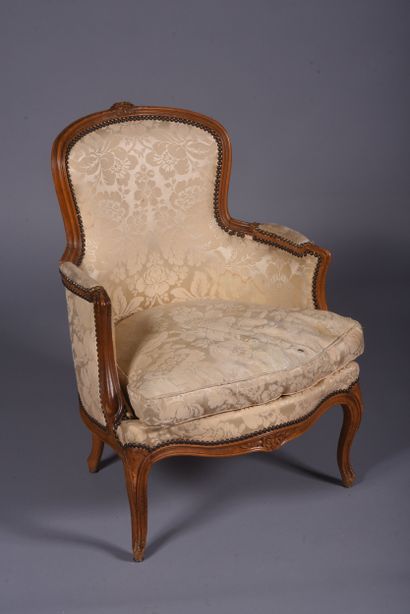 Petite bergère en bois sculpté reposant sur...