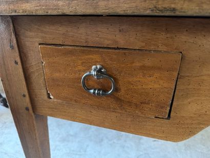 Bureau plat en bois fruitier à larges planches,...