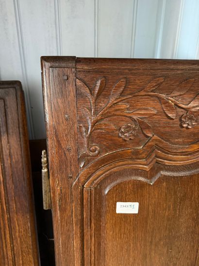 Armoire en chataîgner mouluré et sculpté...
