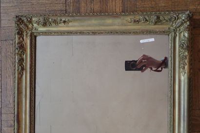 Miroir dans un cadre en bois stuqué doré...