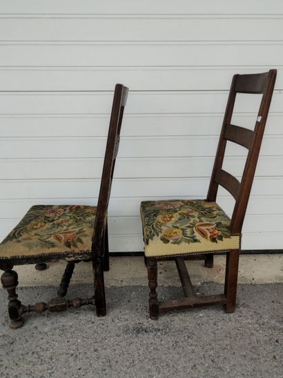 Paire de chaises en en chêne à haut dossier,...