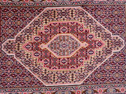 Petit TAPIS d'Orient en laine, Iran, dans...
