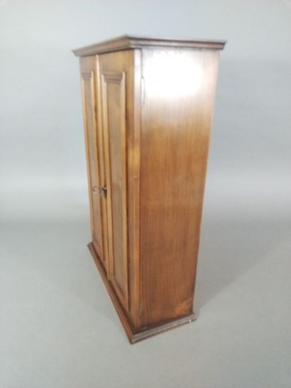 Petite armoire en noyer (haut. 59 cm ; prof....