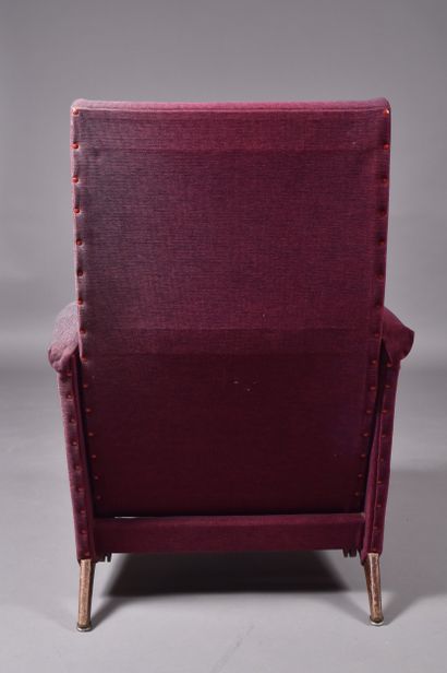 Fauteuil relax garni d'un tissu violet reposant...