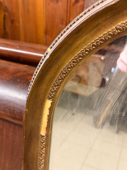 Miroir en bois stuqué doré mouluré, cintré...