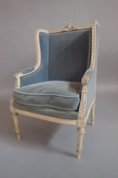 Bergère en bois rechampi gris à décor sculpté...