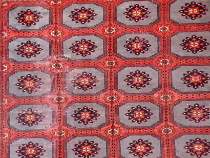 Tapis d'Orient en laine à décor stylisé dans...
