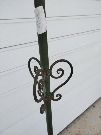 Lampadaire en fer laqué vert à décor de volutes...