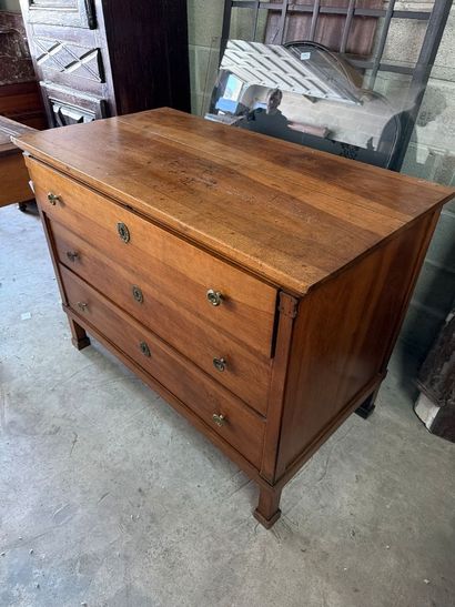 Commode en noyer de style Louis XVI, ouvrant...