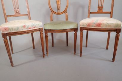 Paire de chaises en hêtre mouluré et sculpté...