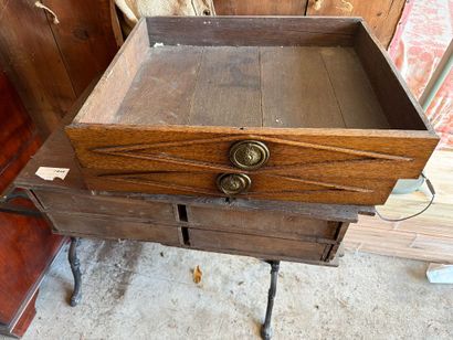 Grande armoire galbée en bois mouluré sculpté,...