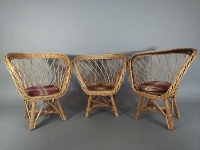 Suite de 3 chaises d'enfant en rotin (haut....