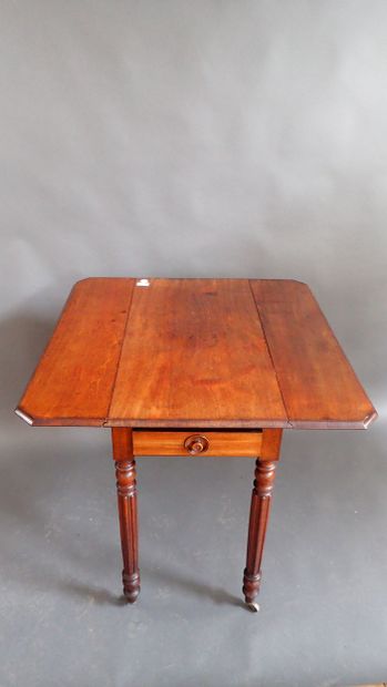 Table à abattants en noyer reposant sur quatre...