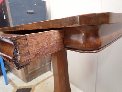 Guéridon en acajou et placage d'acajou, ouvrant...