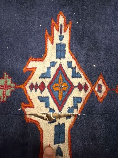Tapis d’orient en laine à décor géométrique,...
