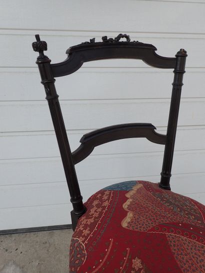 Petite chaise en bois noirci, le dossier...