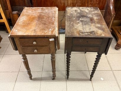 Deux tables de chevet en bois de placage,...