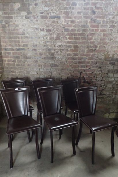 Ensemble de six chaises entièrement gainées...