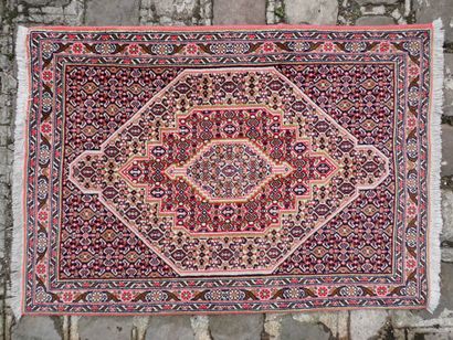 Petit TAPIS d'Orient en laine, Iran, dans...