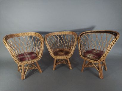 Suite de 3 chaises d'enfant en rotin (haut....