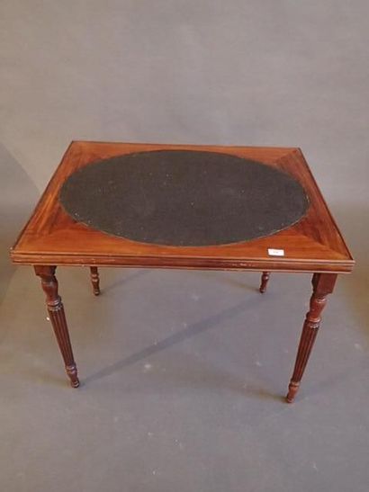 Table de jeux en noyer reposant sur quatre...