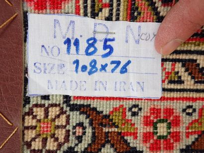 Petit TAPIS d'Orient en laine, Iran, dans...