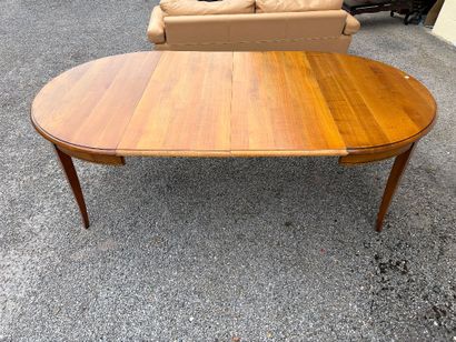 Table ronde en bois fruitier reposant sur...