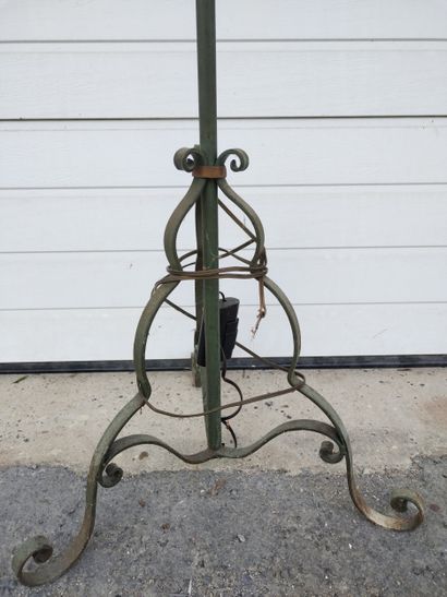 Lampadaire en fer laqué vert à décor de volutes...