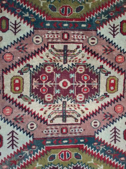 Petit TAPIS d'Orient en laine dans les tons...