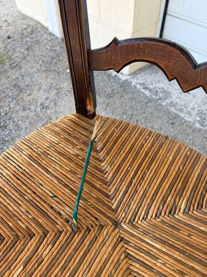 Paire de chaise rustique de style Louis XV...