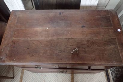 Commode en chêne ouvrant à quatre tiroirs...